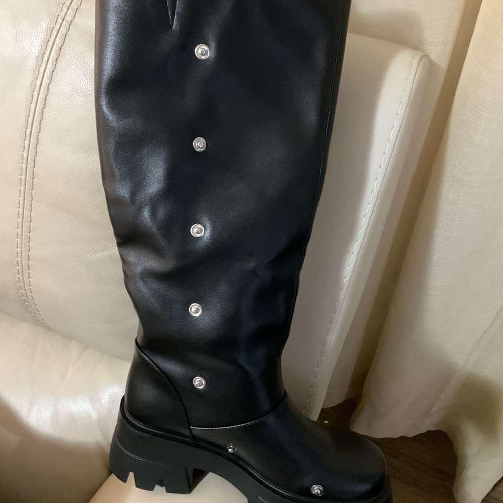 Amazon Essentials Black slouching boots. Metallic Accents